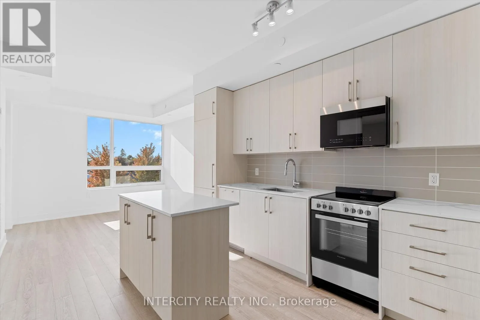323 - 2075 KING ROAD