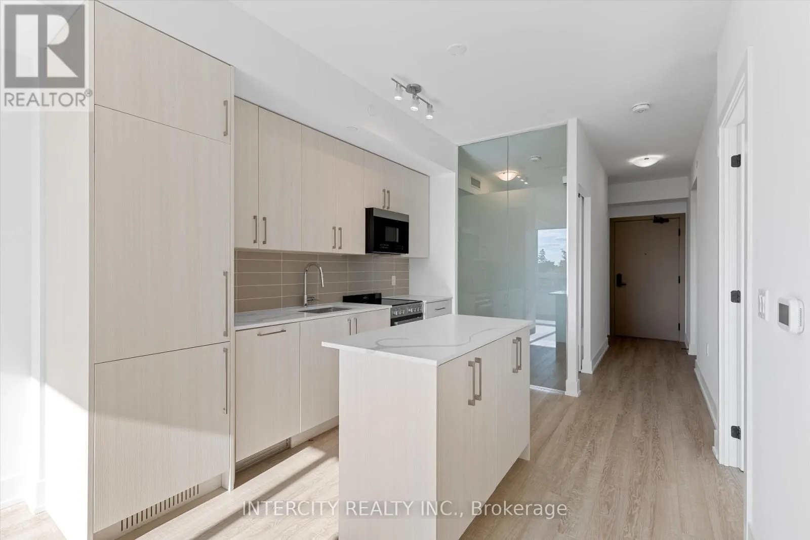 323 - 2075 KING ROAD