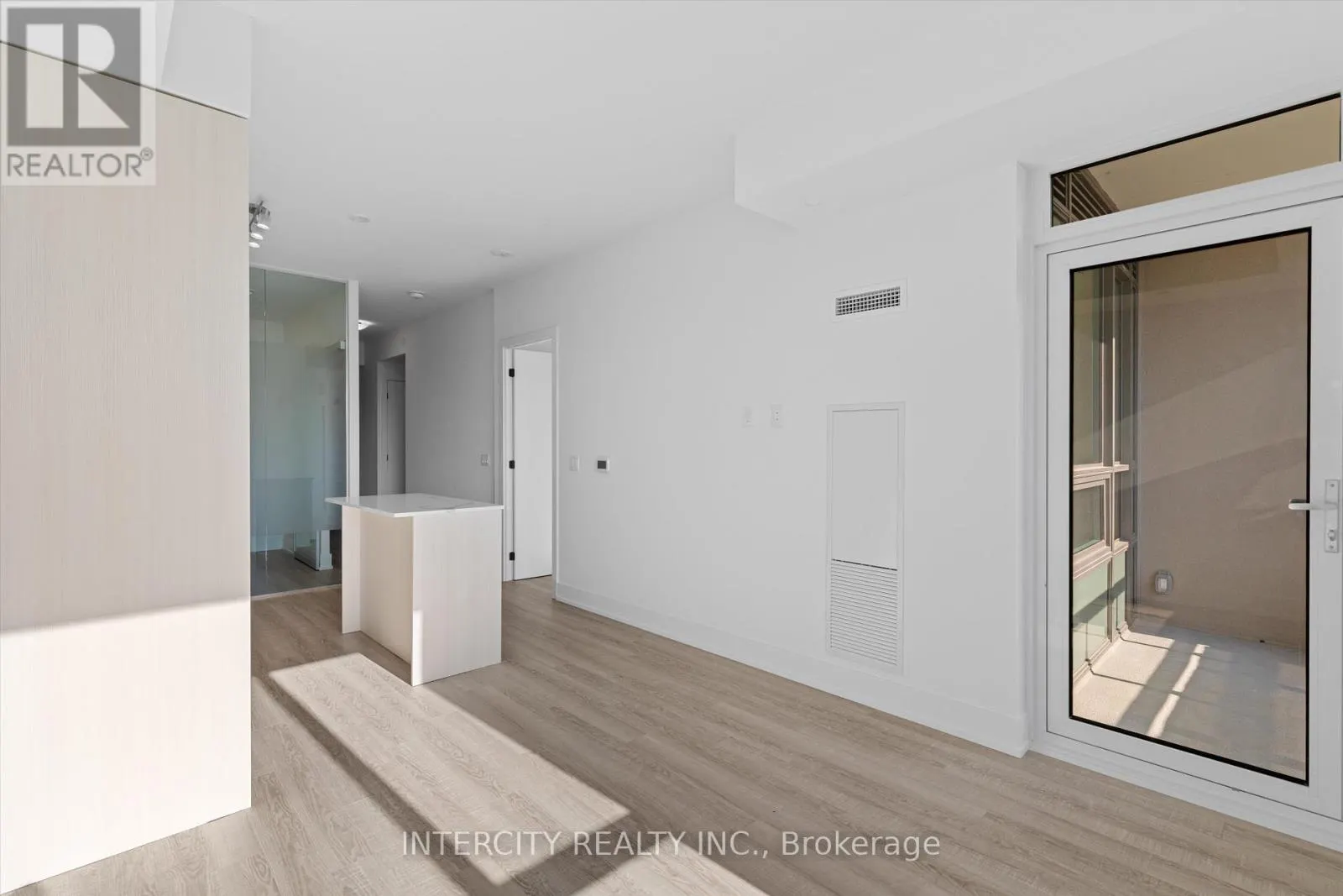 323 - 2075 KING ROAD