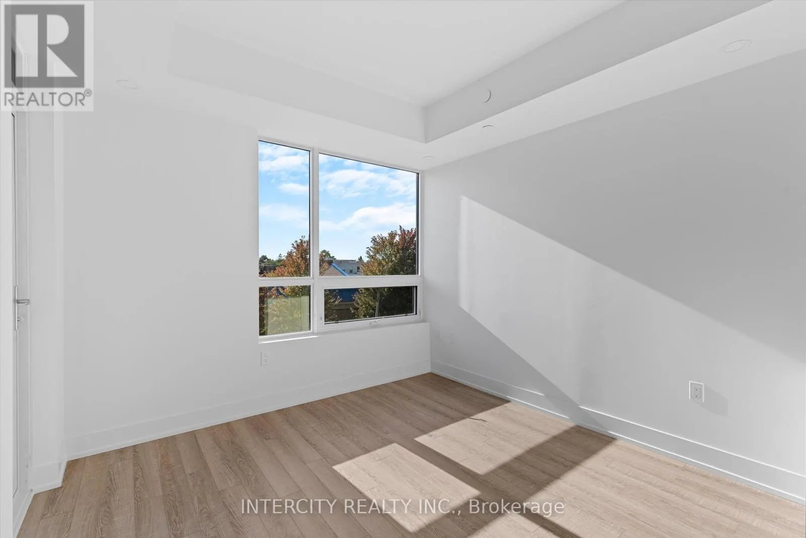 323 - 2075 KING ROAD