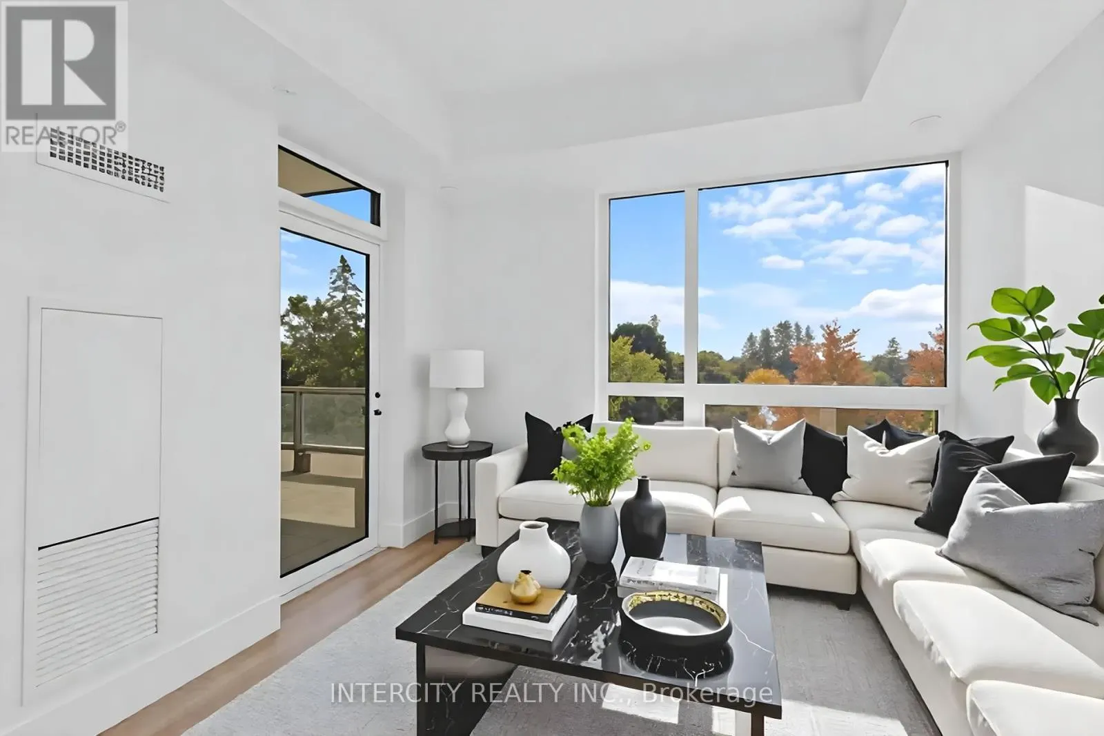 323 - 2075 KING ROAD