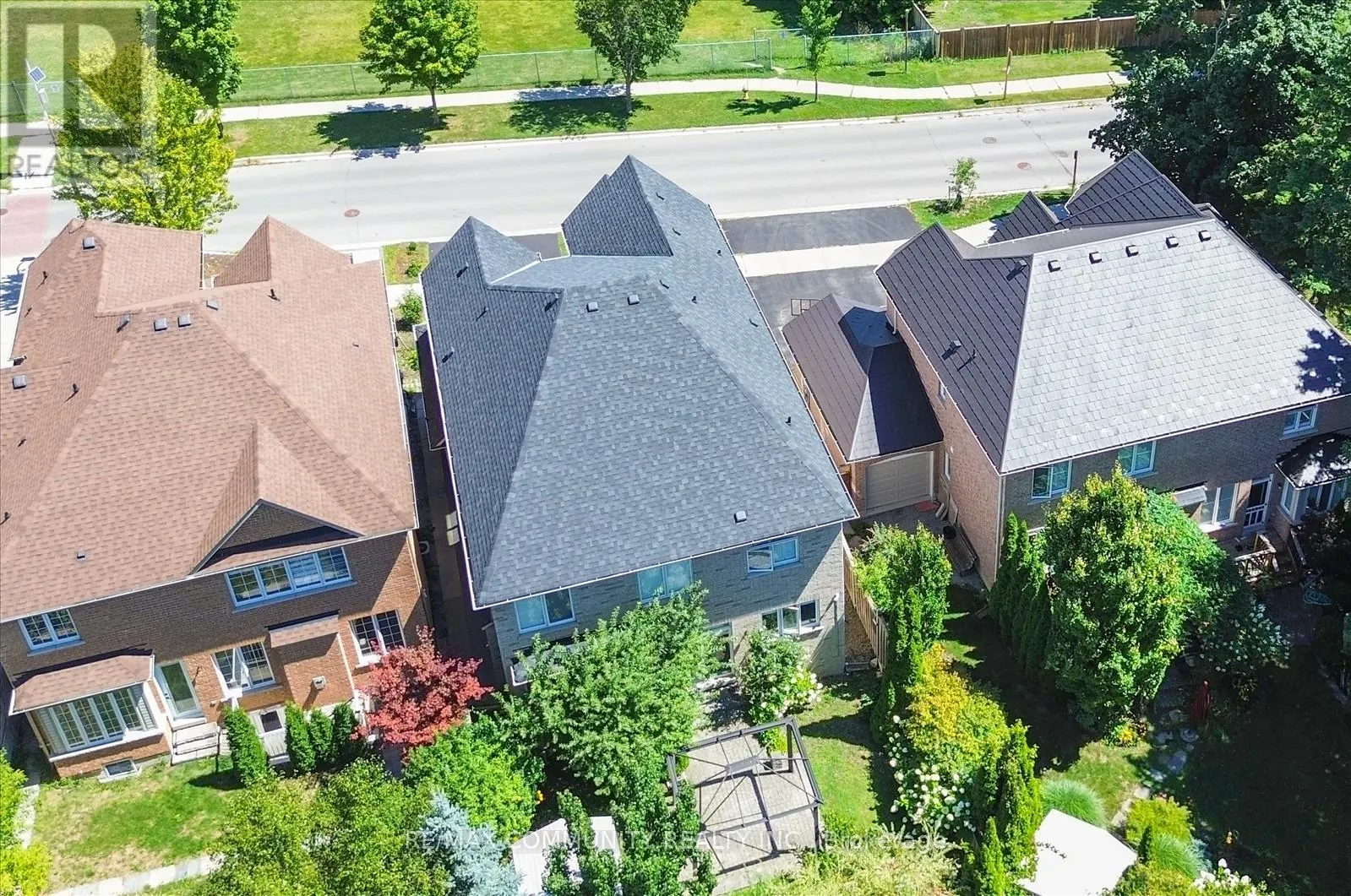 138 WEST LAWN CRESCENT