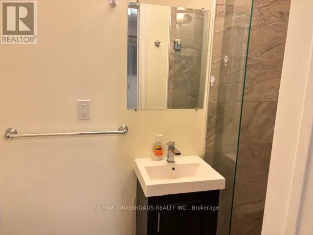 70 HUNT ( MAIN FLOOR ) AVENUE