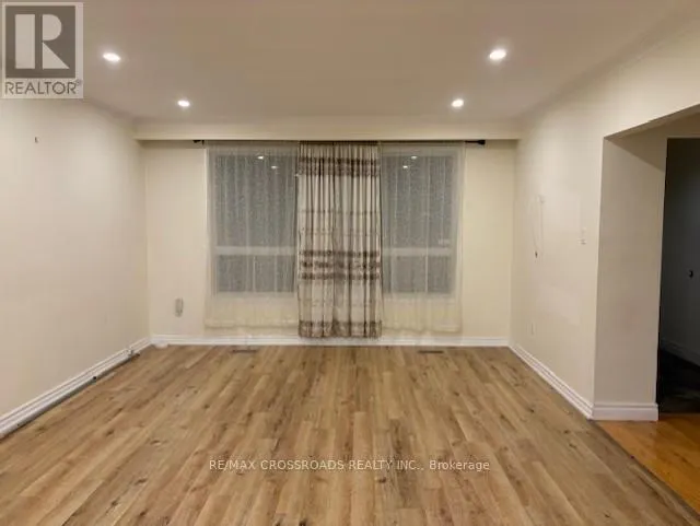 70 HUNT ( MAIN FLOOR ) AVENUE