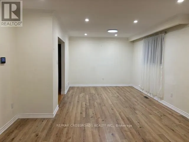 70 HUNT ( MAIN FLOOR ) AVENUE