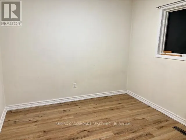 70 HUNT ( MAIN FLOOR ) AVENUE
