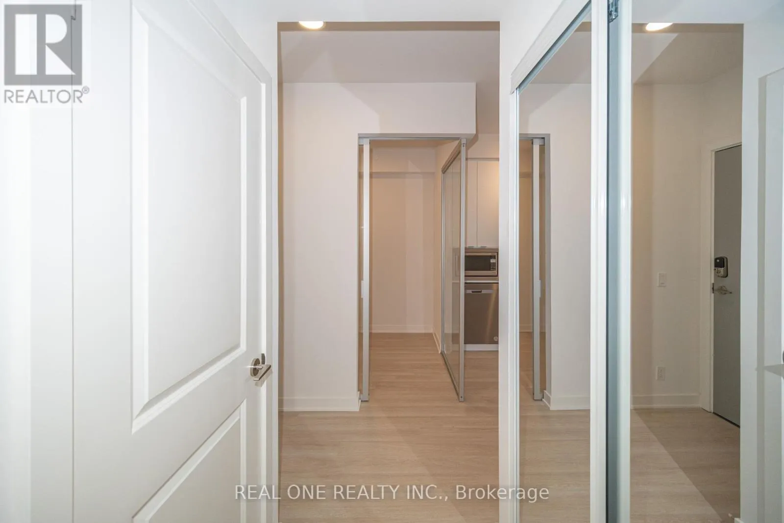 1408 - 30 UPPER MALL WAY