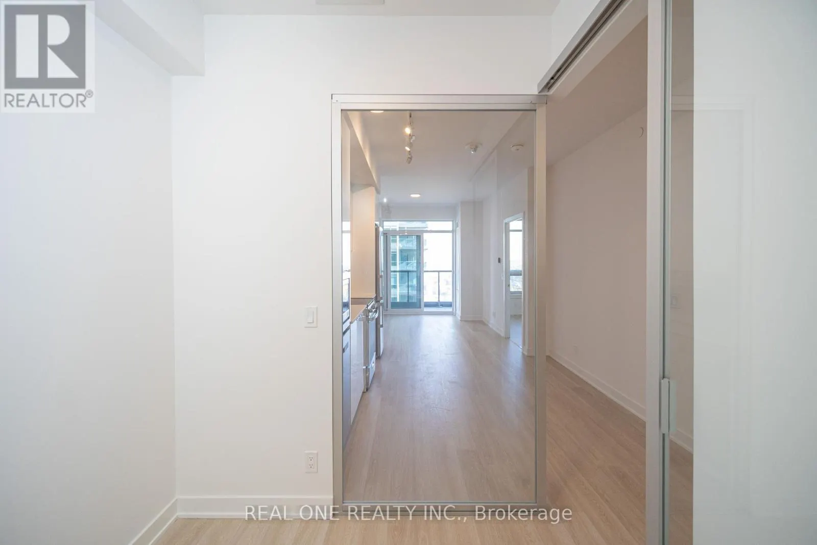 1408 - 30 UPPER MALL WAY
