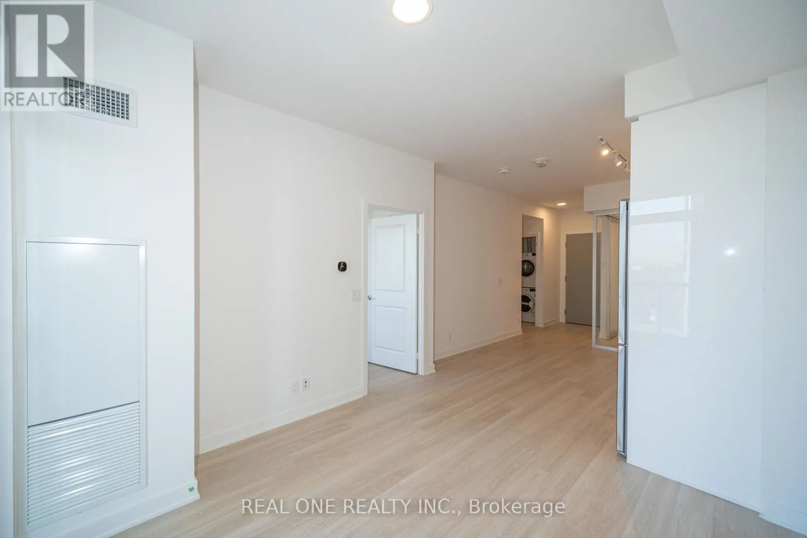 1408 - 30 UPPER MALL WAY
