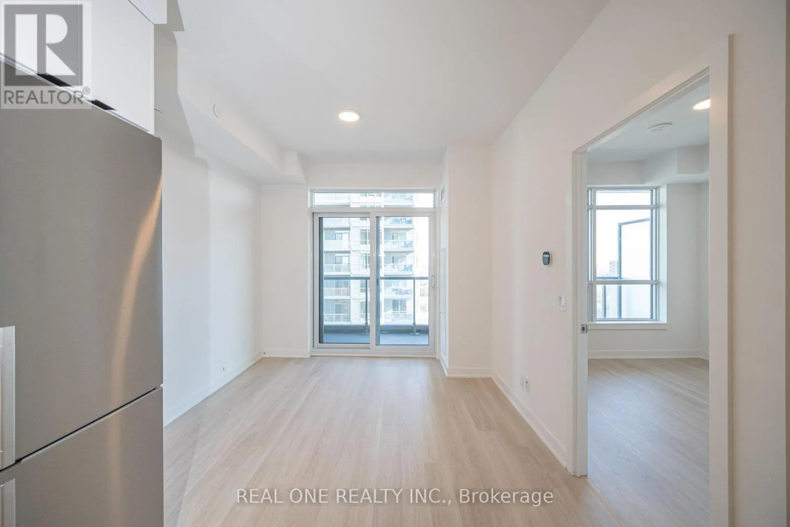 1408 - 30 UPPER MALL WAY
