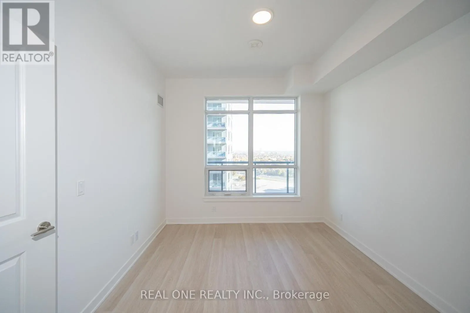 1408 - 30 UPPER MALL WAY