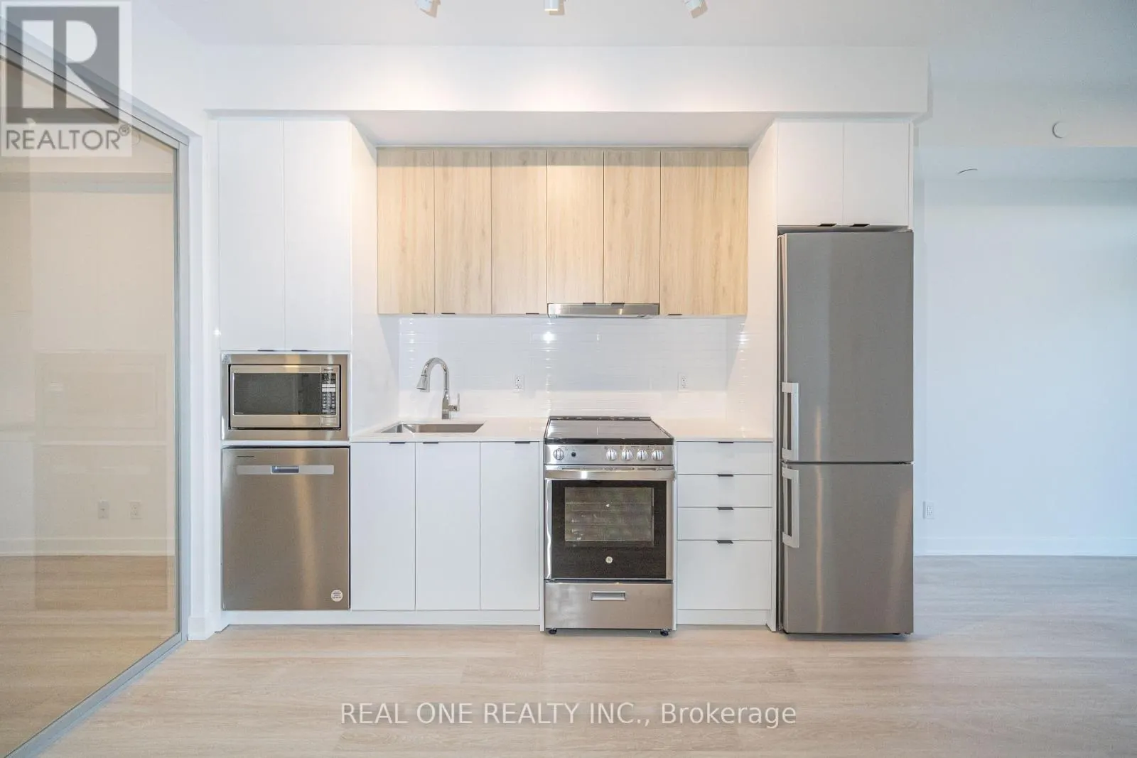1408 - 30 UPPER MALL WAY