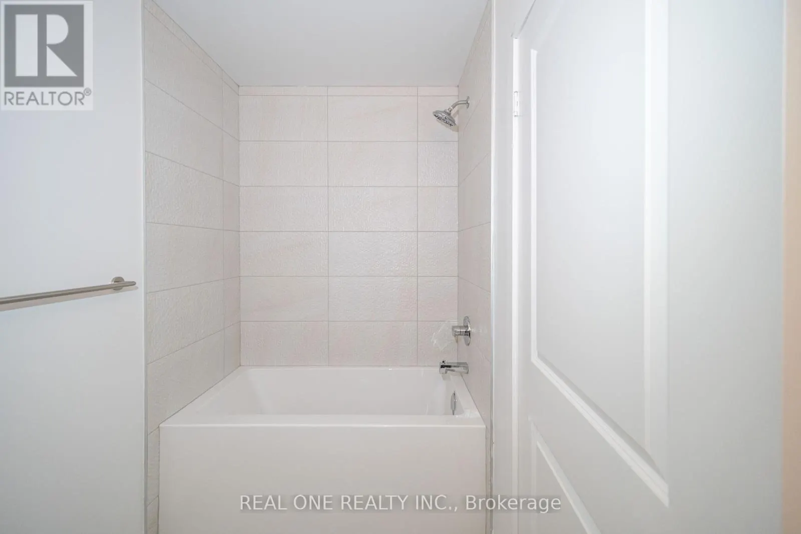 1408 - 30 UPPER MALL WAY