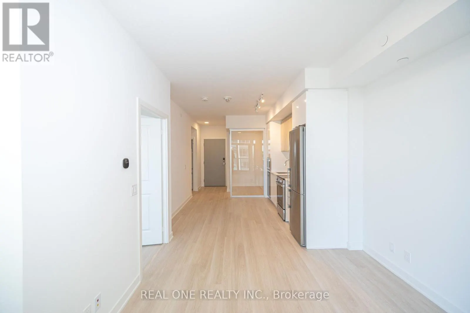 1408 - 30 UPPER MALL WAY
