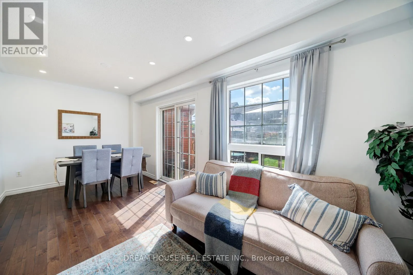 417 KING STREET E