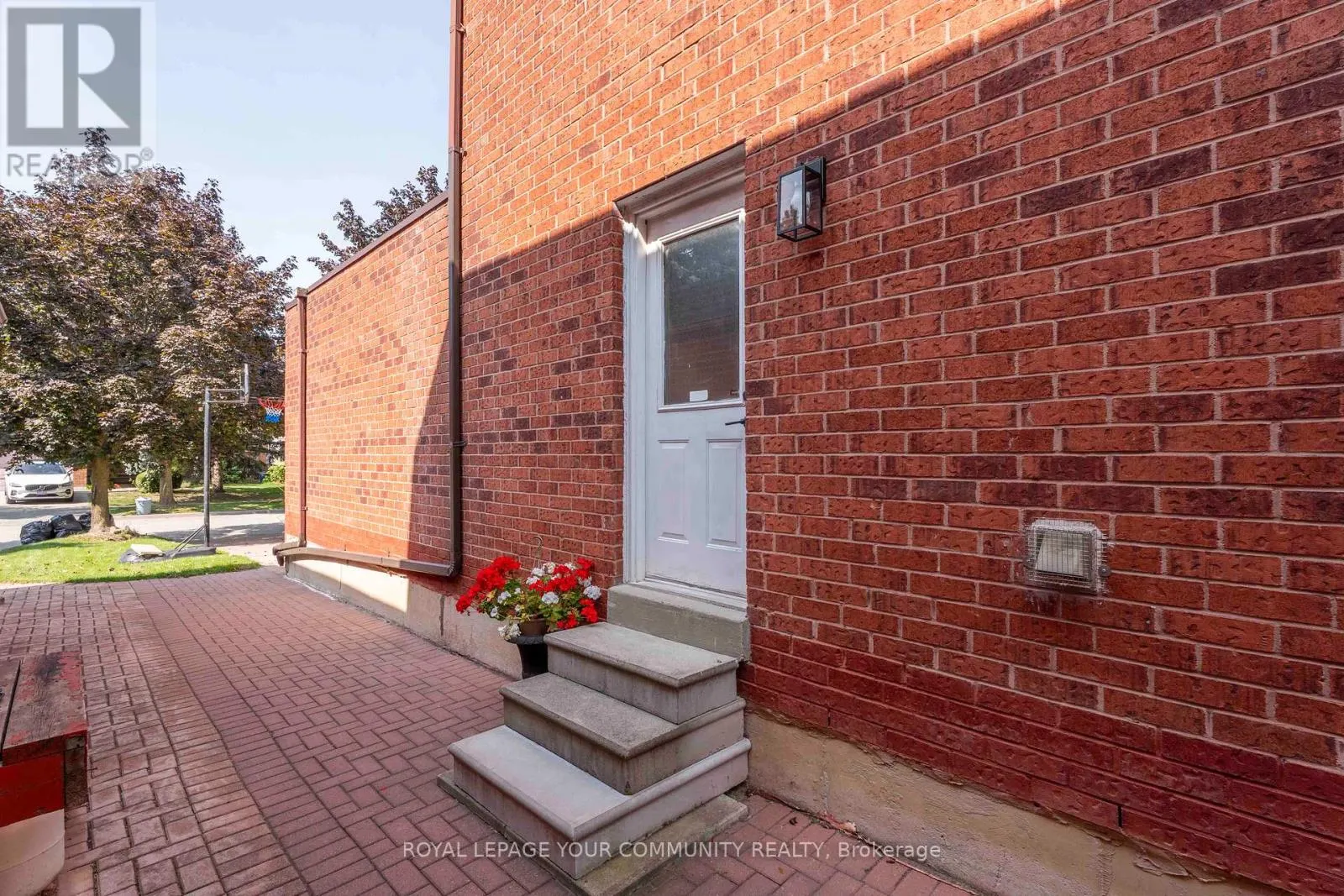50 WALTHAM CRESCENT