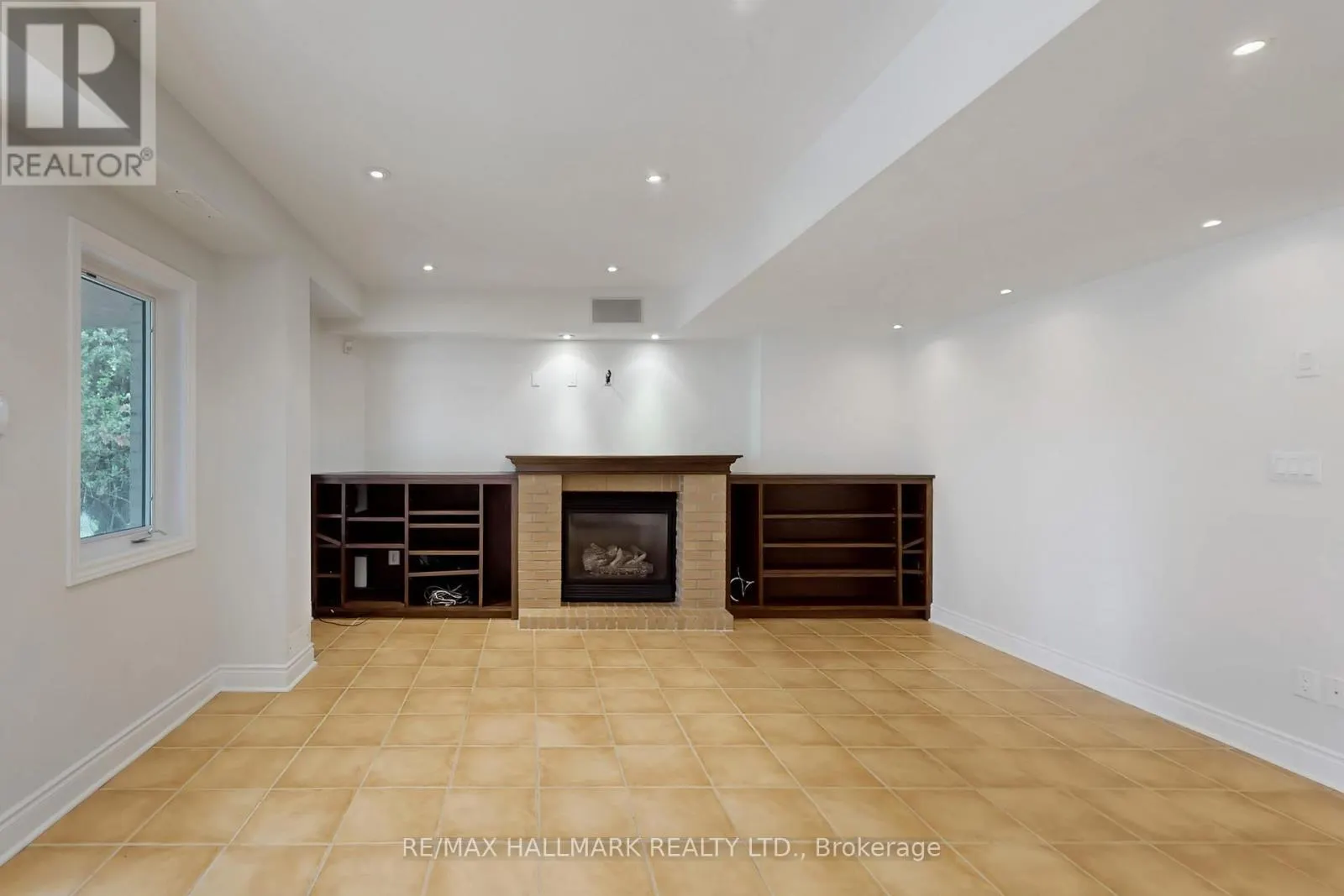 383 PARADELLE DRIVE