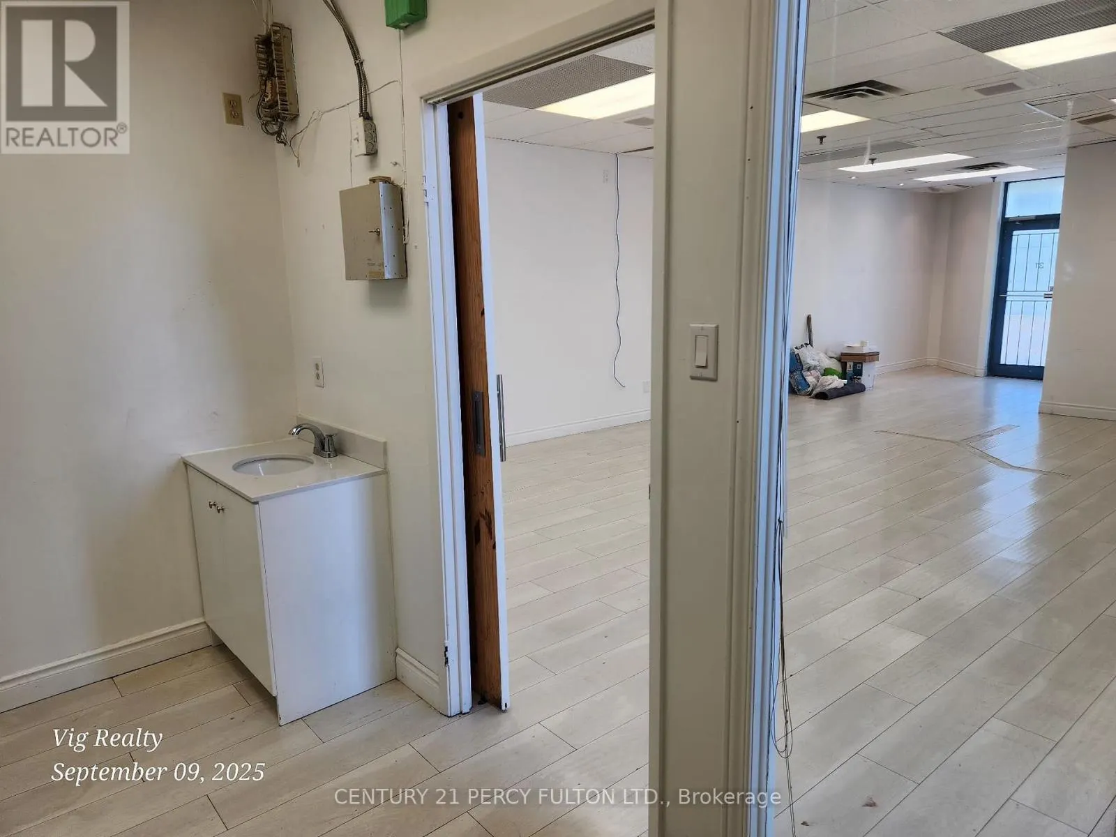 31 - 145 ROYAL CREST COURT