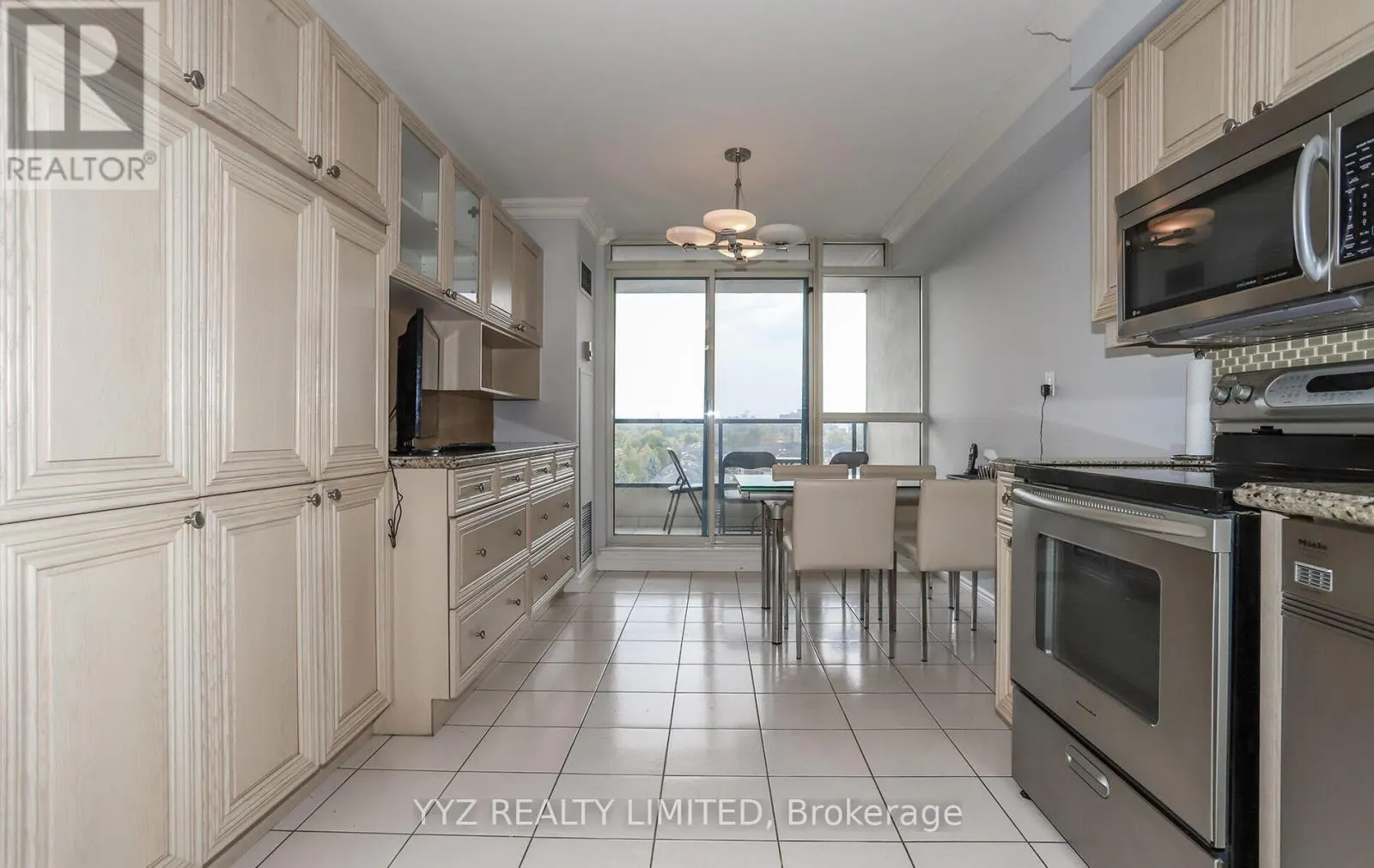 808 - 1 CLARK AVENUE W