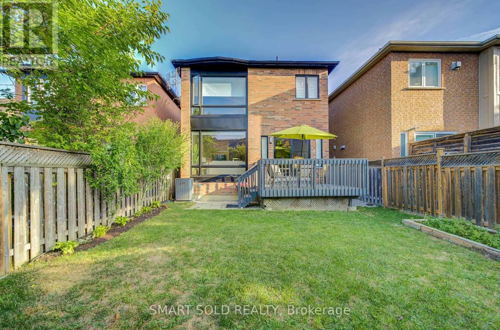 35 BENTOAK CRESCENT