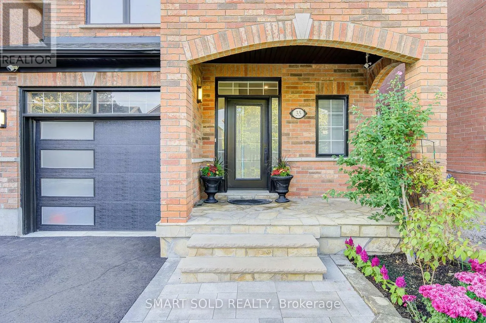 35 BENTOAK CRESCENT
