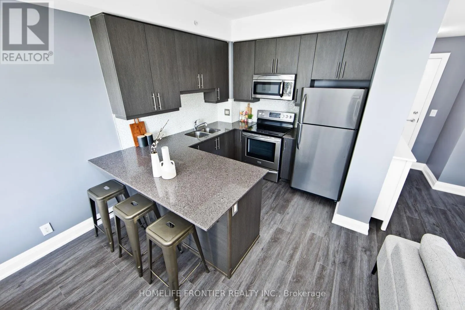 216 - 12 WOODSTREAM BOULEVARD