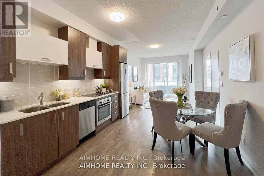 523 - 28 UPTOWN DRIVE