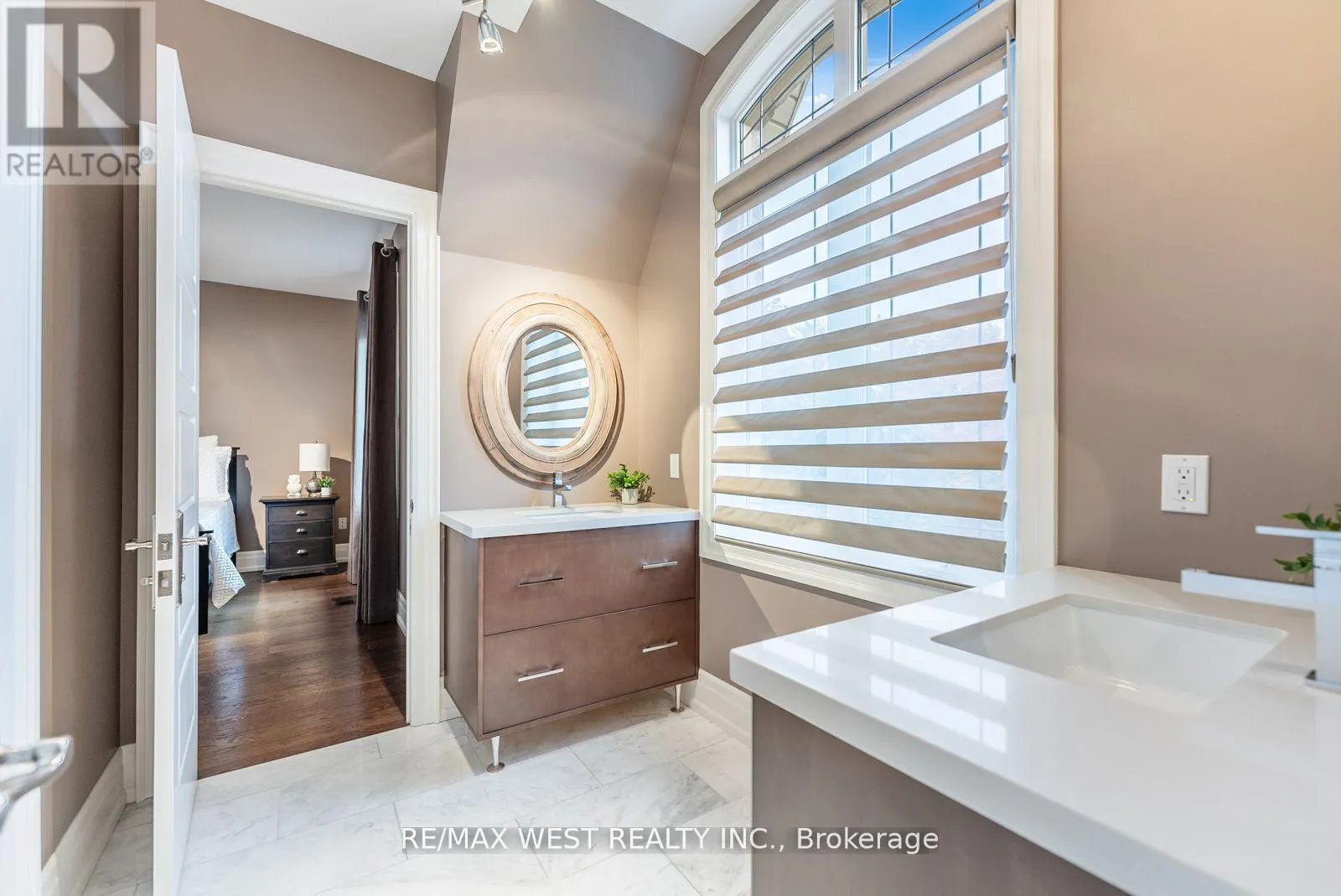 6 WELLER CRESCENT