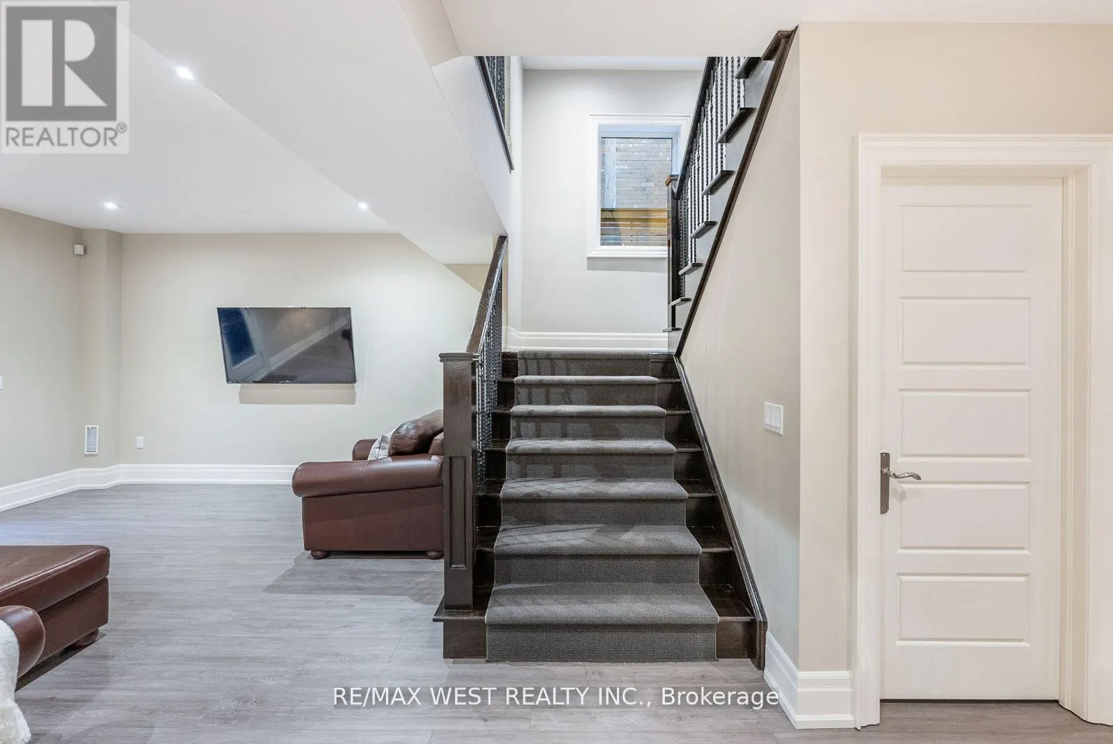 6 WELLER CRESCENT