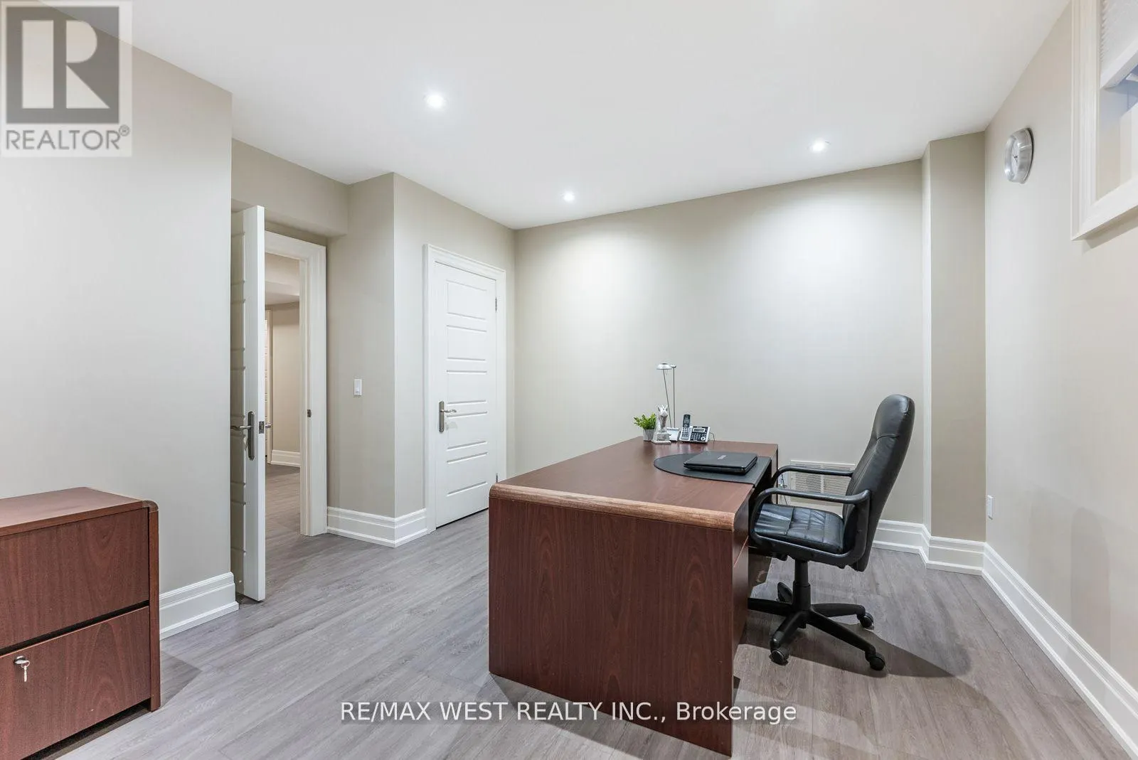 6 WELLER CRESCENT