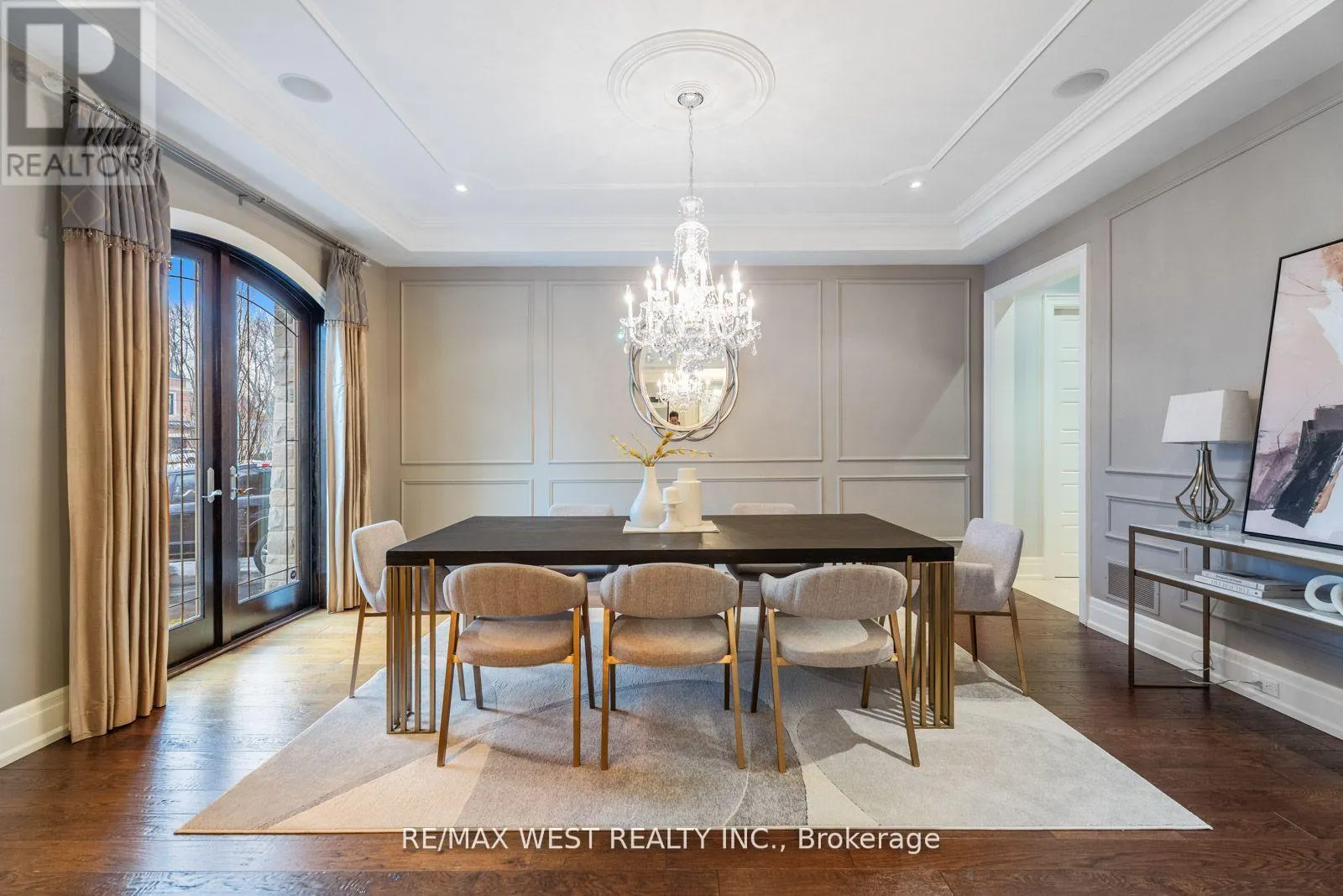 6 WELLER CRESCENT