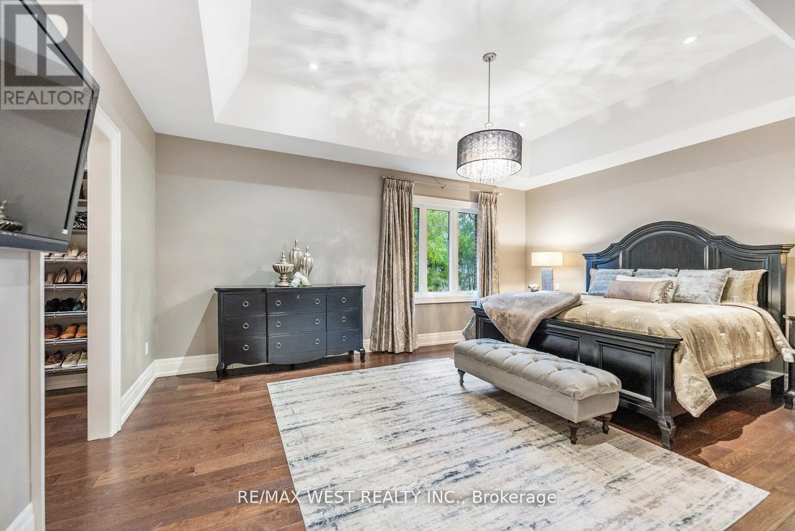 6 WELLER CRESCENT
