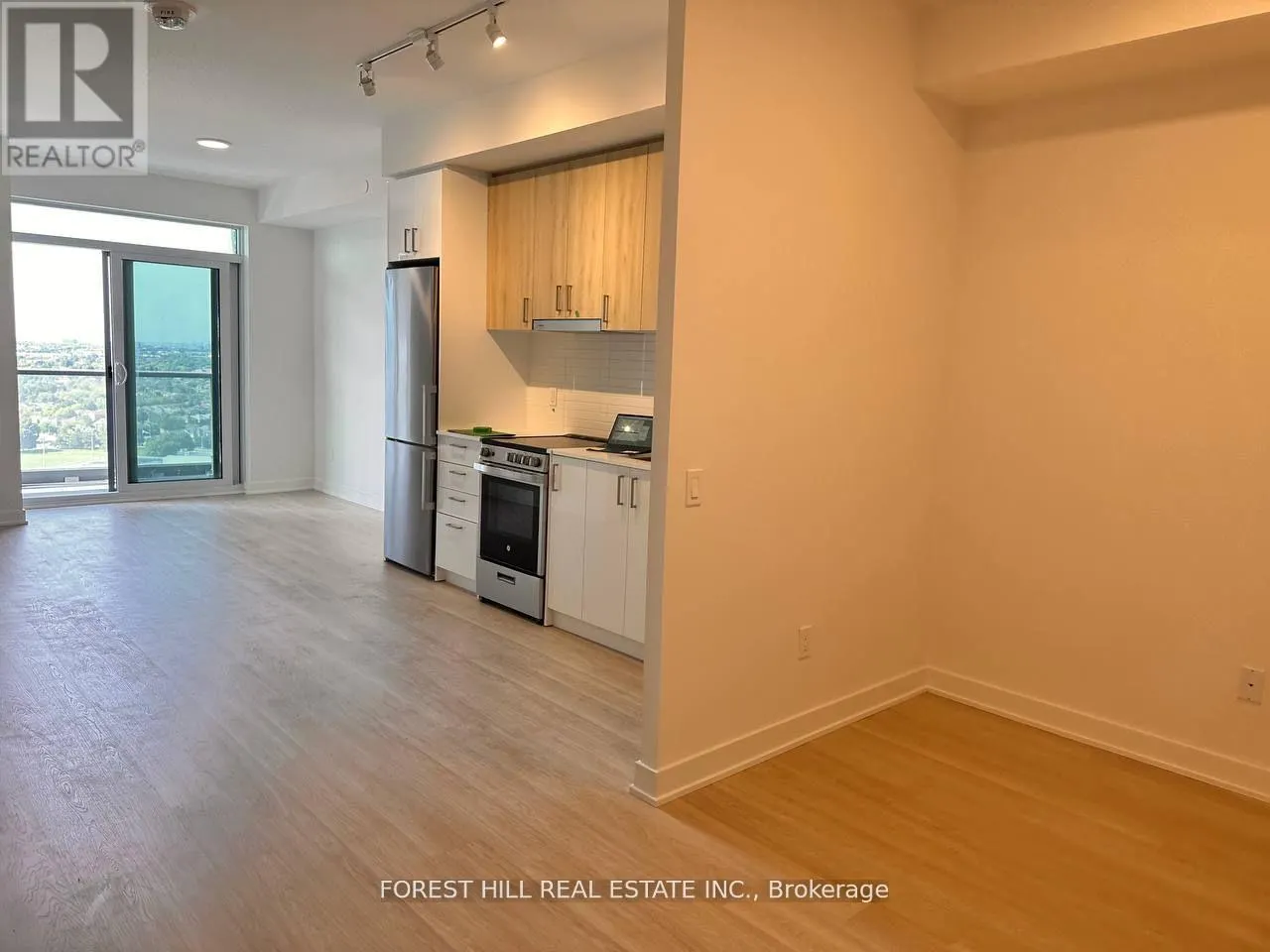 B1804 - 50 UPPER MALL WAY