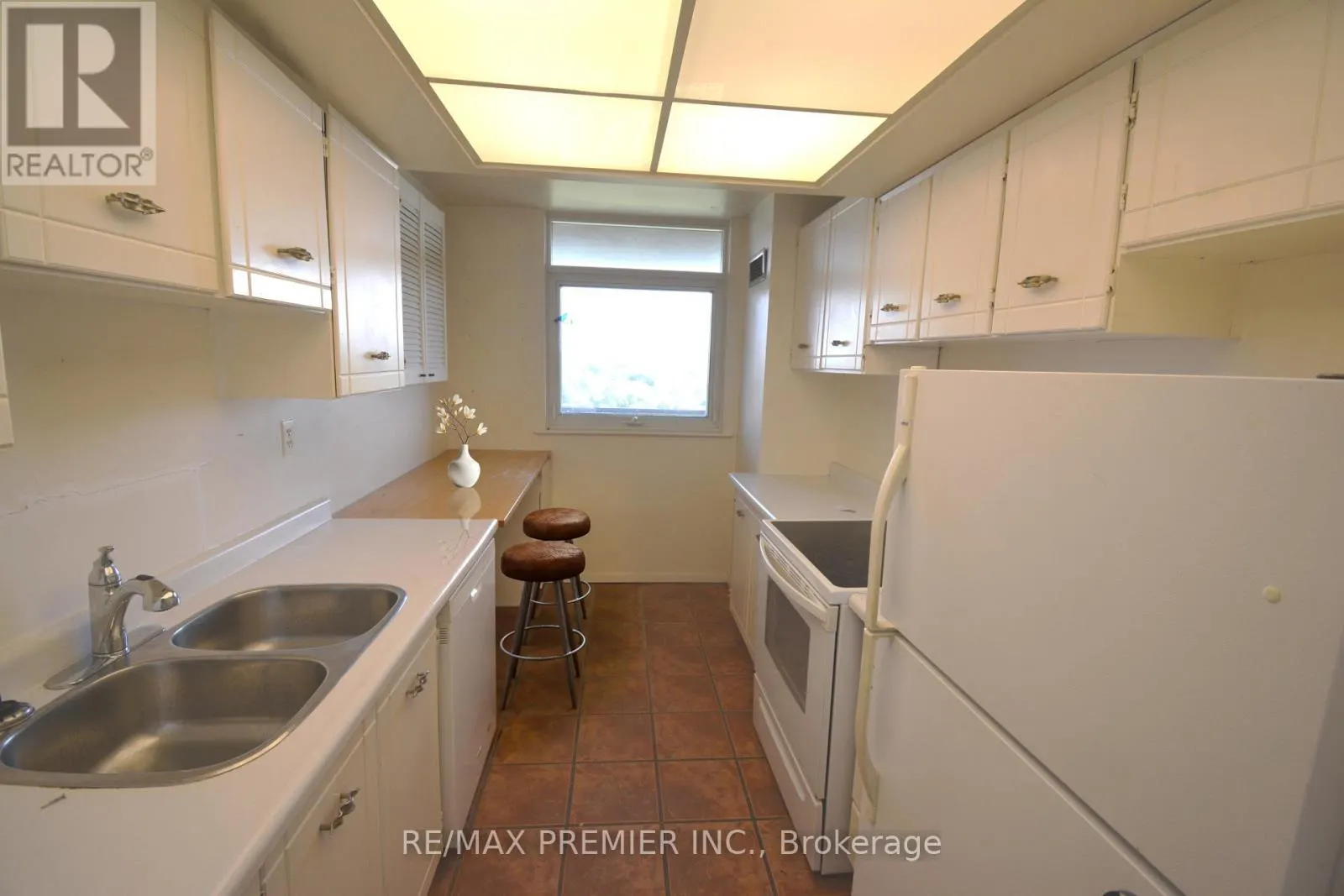 1002 - 7811 YONGE STREET