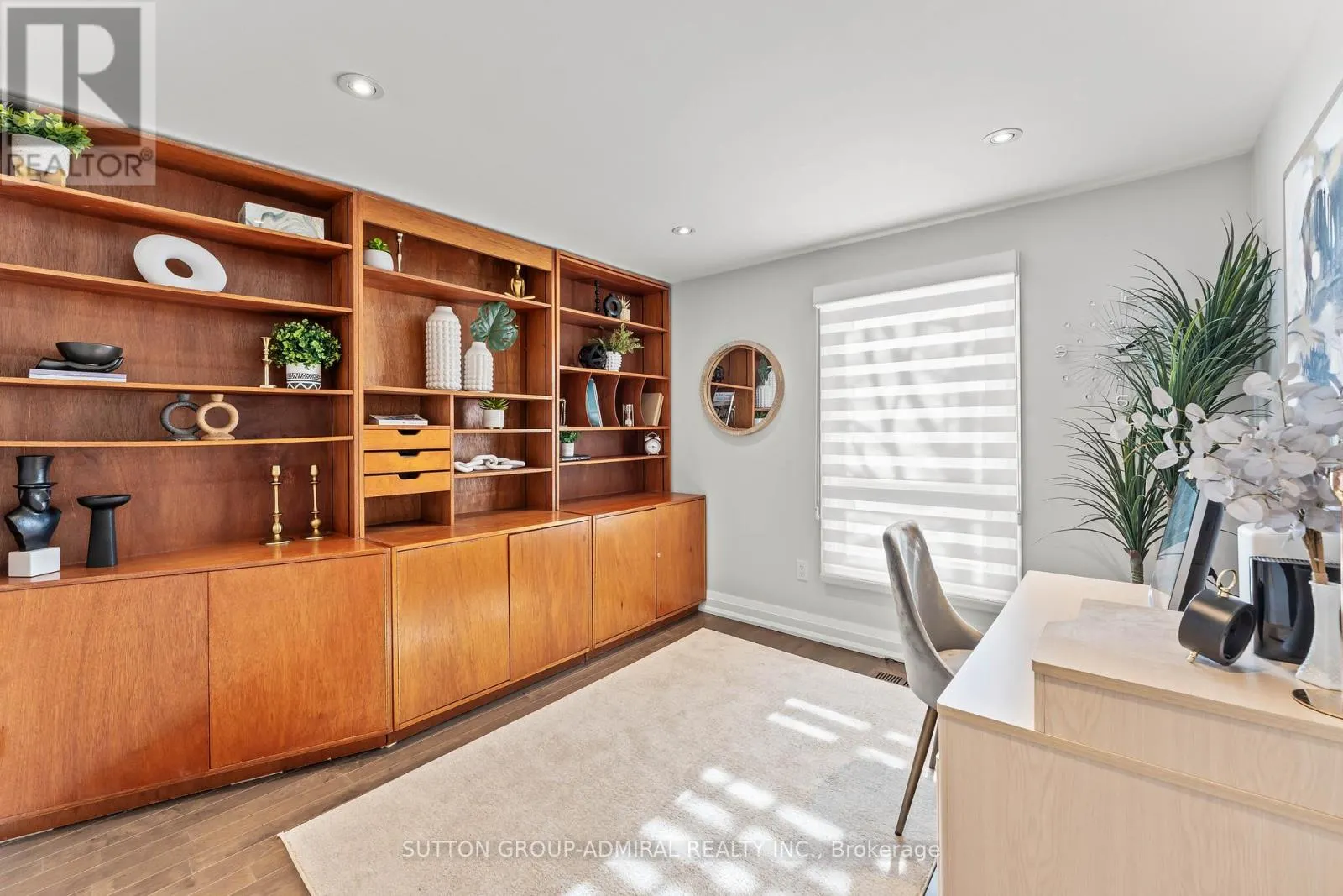 32 MAYVERN CRESCENT