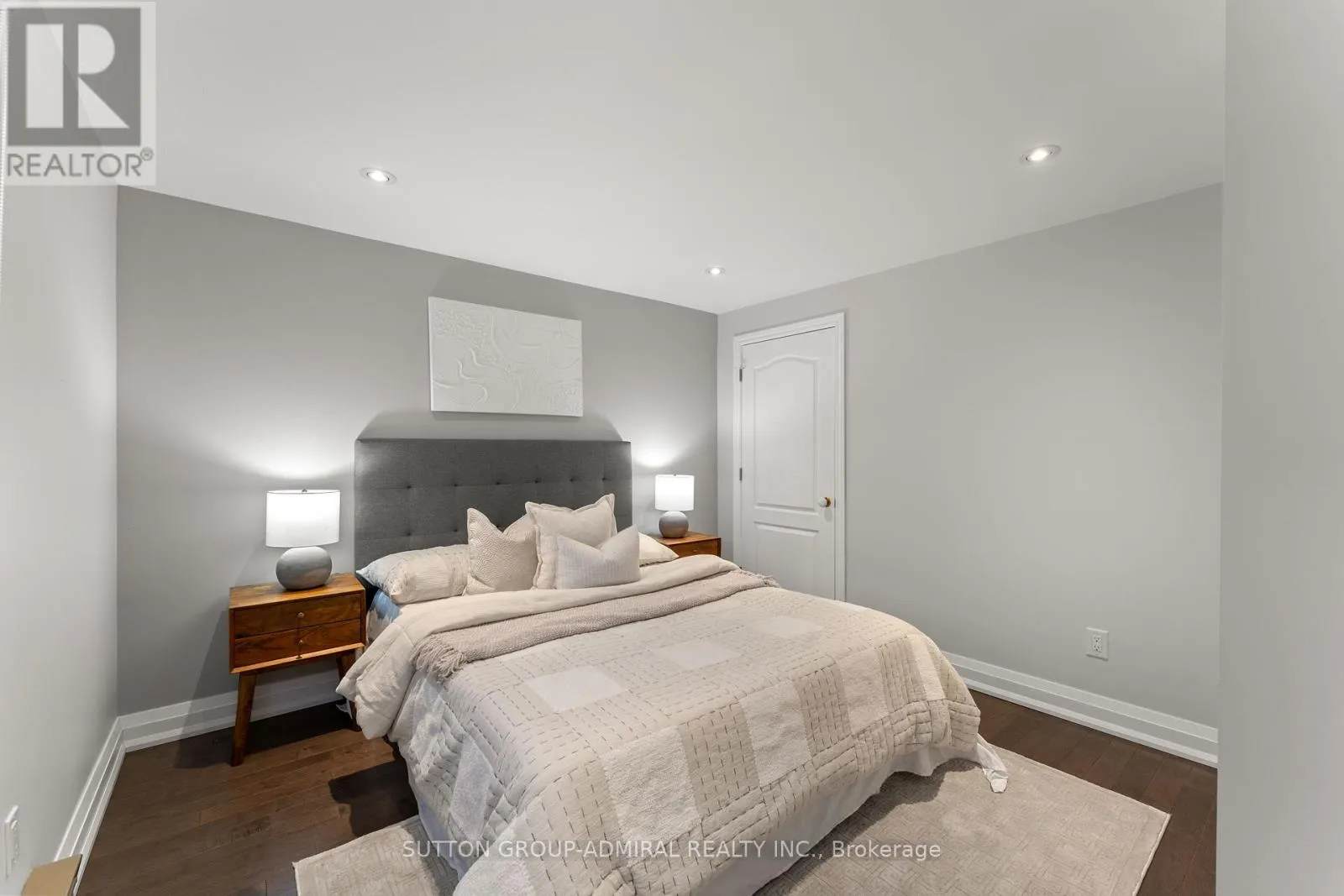 32 MAYVERN CRESCENT