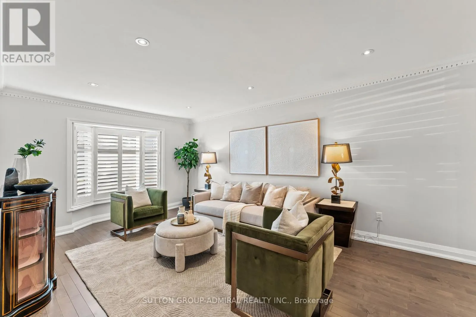 32 MAYVERN CRESCENT