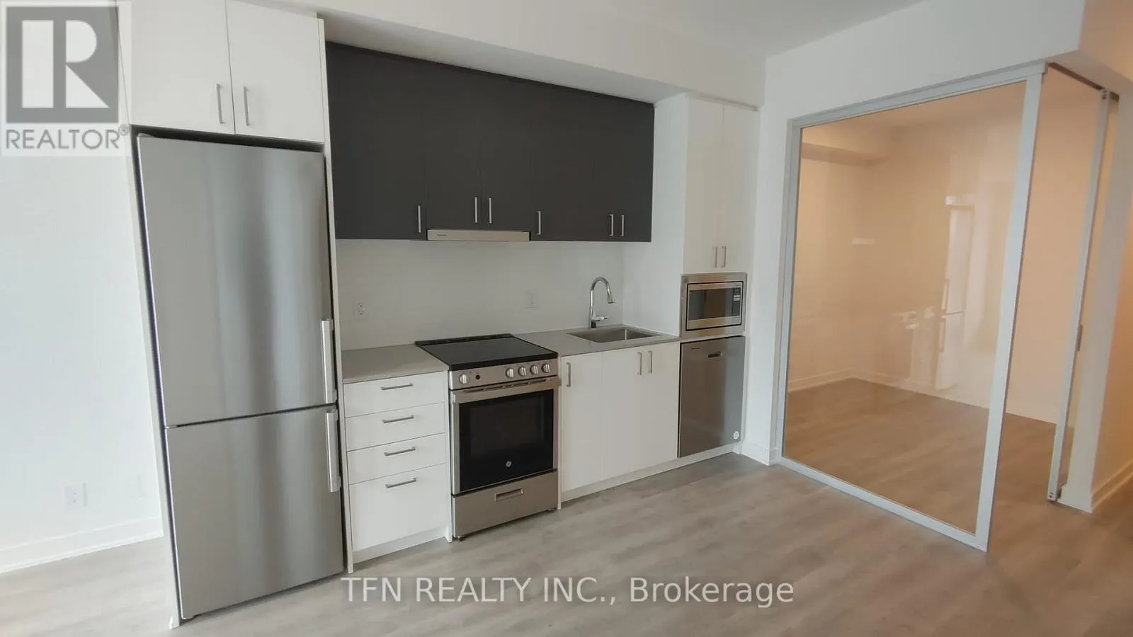 308 - 30 UPPER MALL WAY