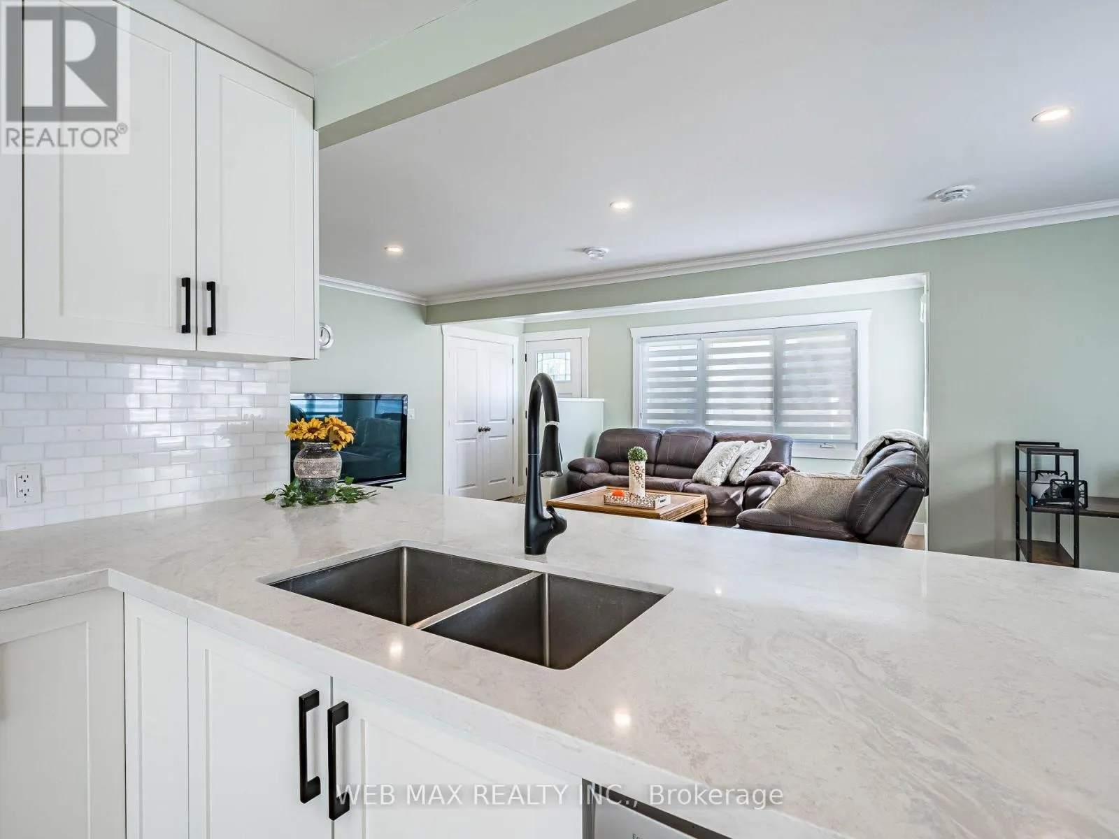206 PARKVIEW DRIVE