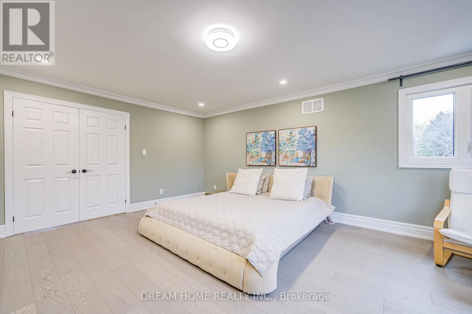 352 KENNEDY STREET W