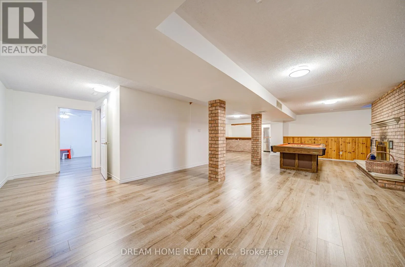 352 KENNEDY STREET W