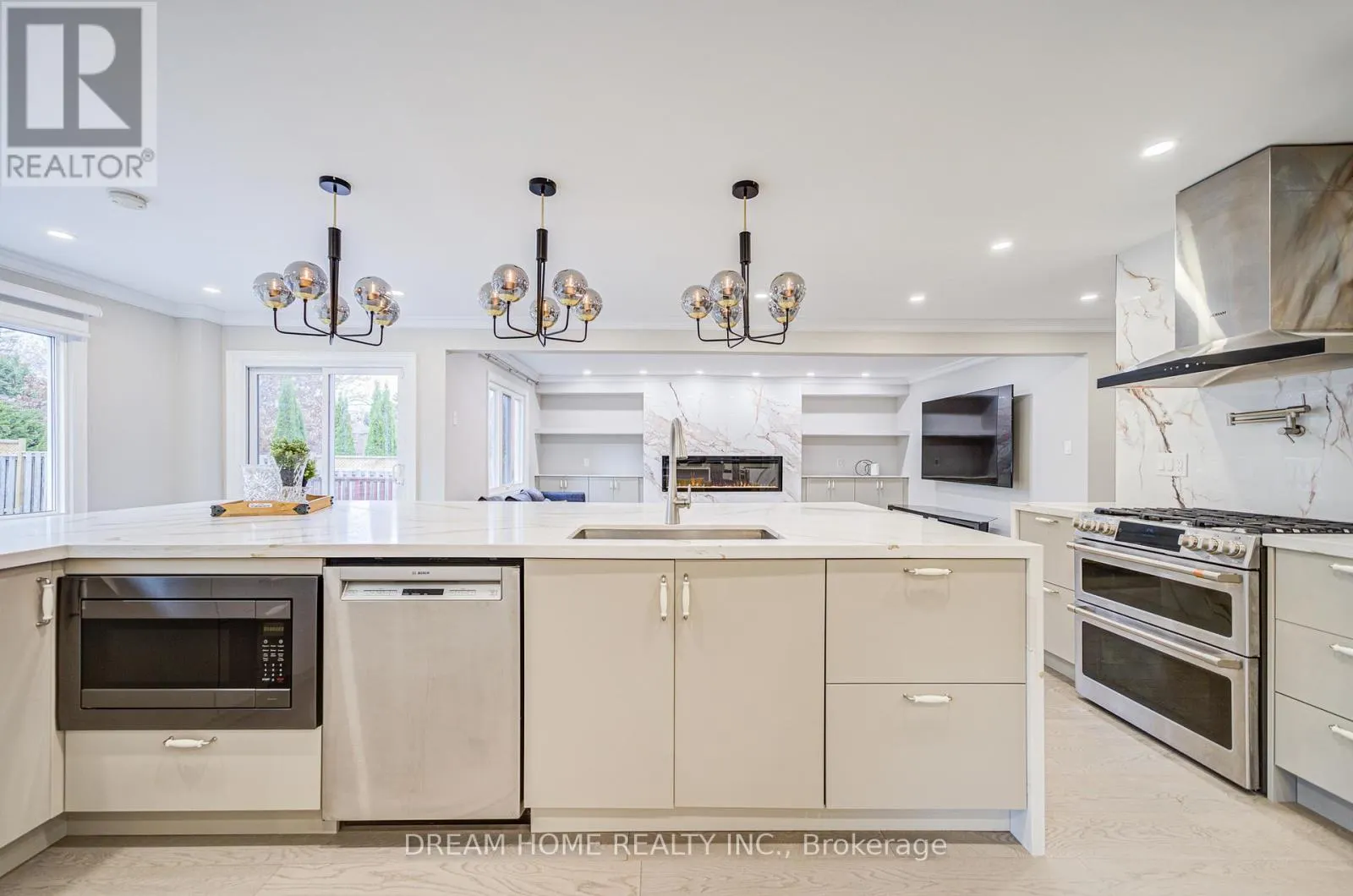 352 KENNEDY STREET W