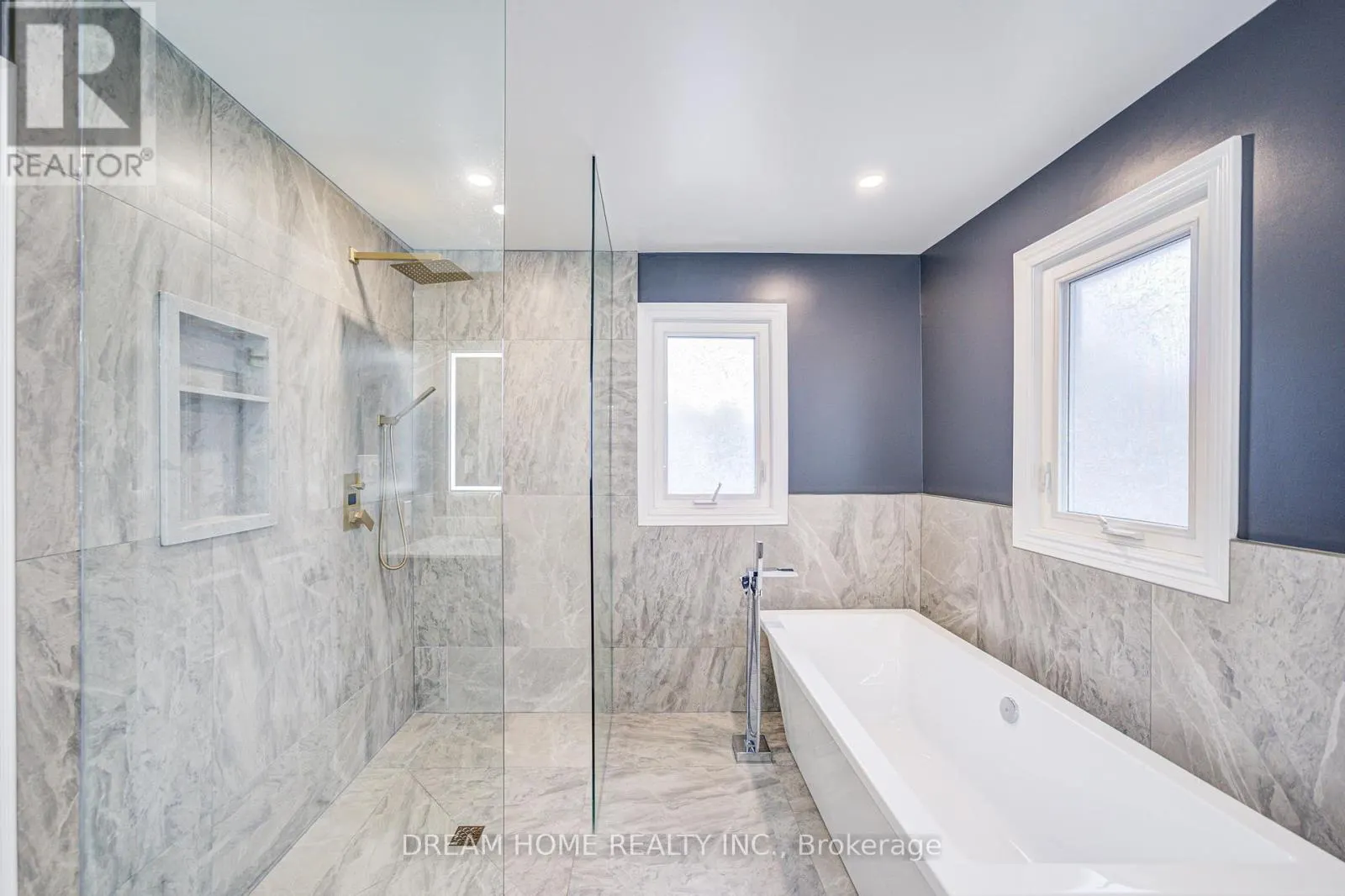 352 KENNEDY STREET W