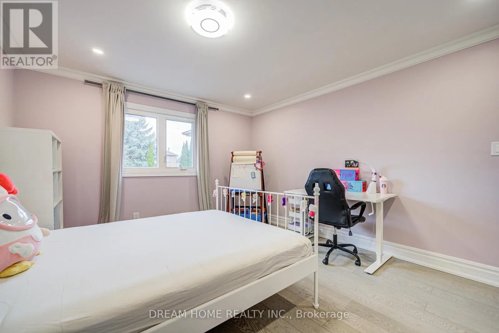 352 KENNEDY STREET W