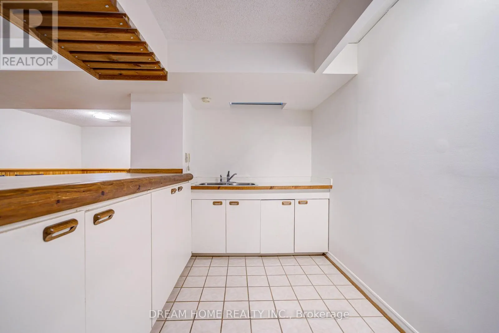 352 KENNEDY STREET W