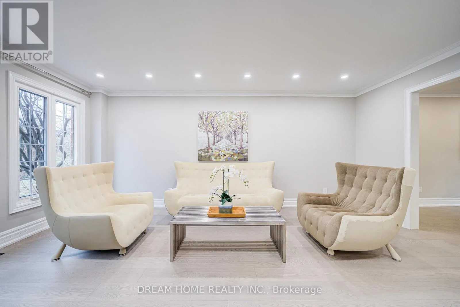 352 KENNEDY STREET W