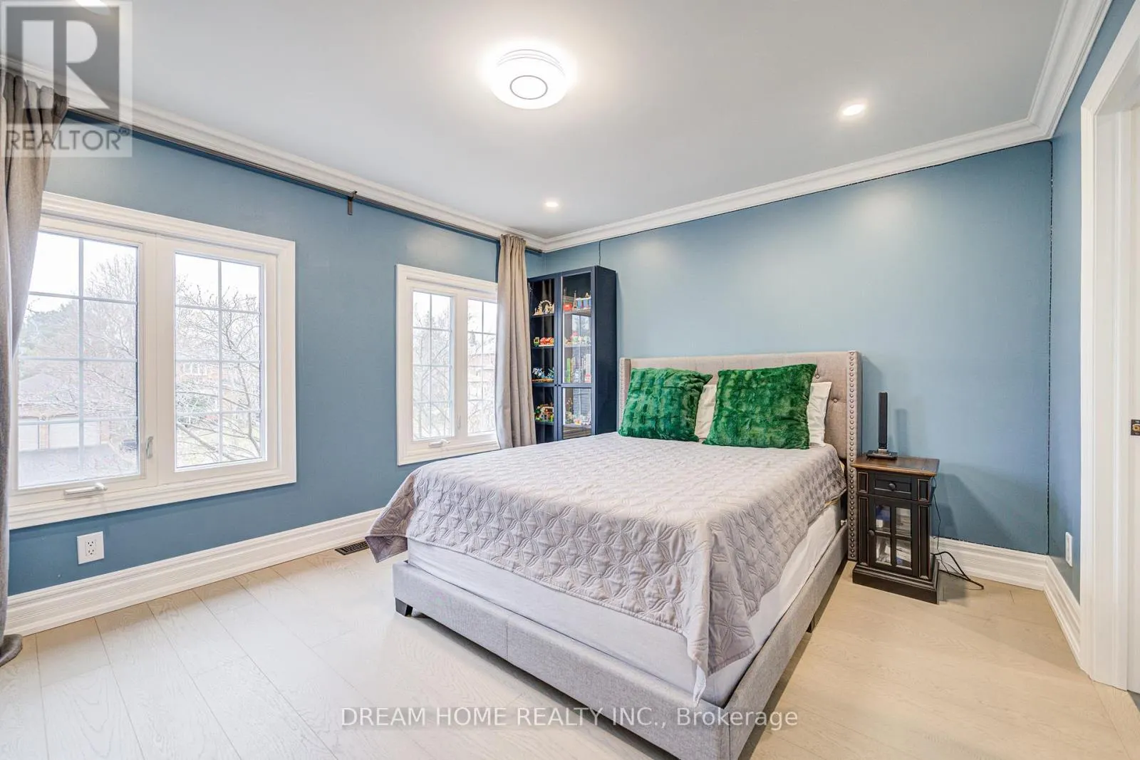 352 KENNEDY STREET W