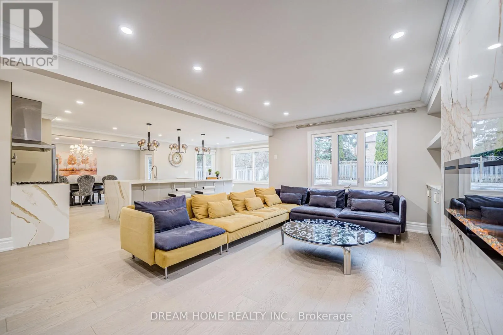 352 KENNEDY STREET W