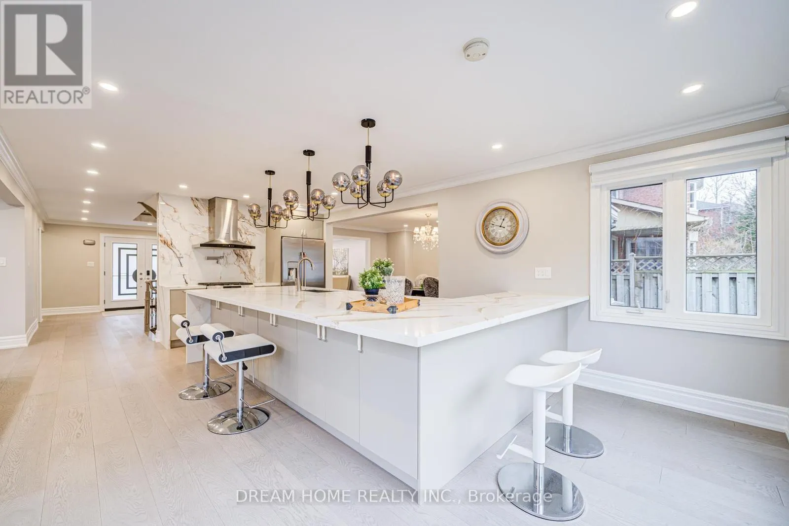 352 KENNEDY STREET W