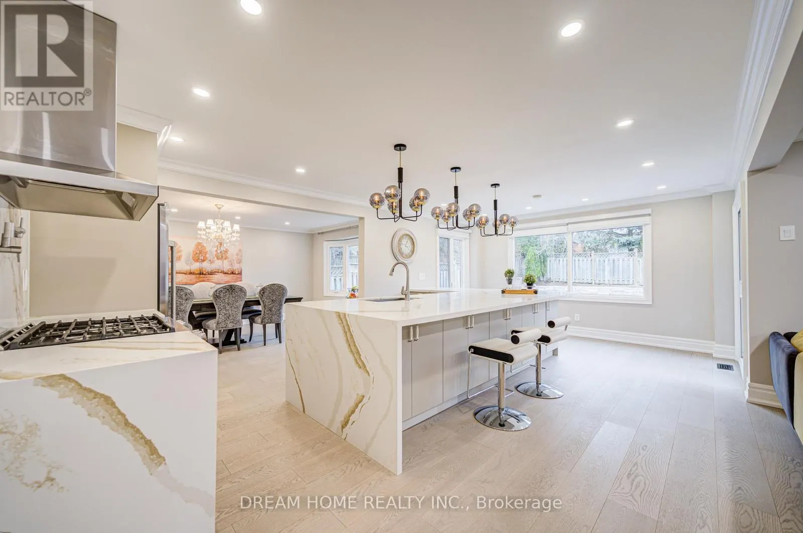 352 KENNEDY STREET W